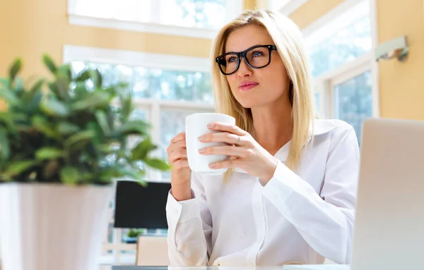 Gelukkige jonge vrouw die koffie drinkt — Stockfoto