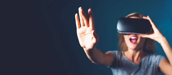 Femme utilisant un casque de réalité virtuelle — Photo