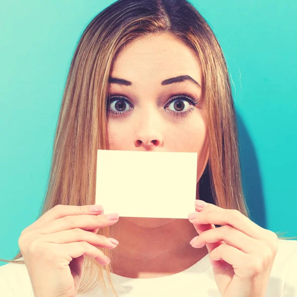 Mujer con una tarjeta de mensaje en blanco — Foto de Stock