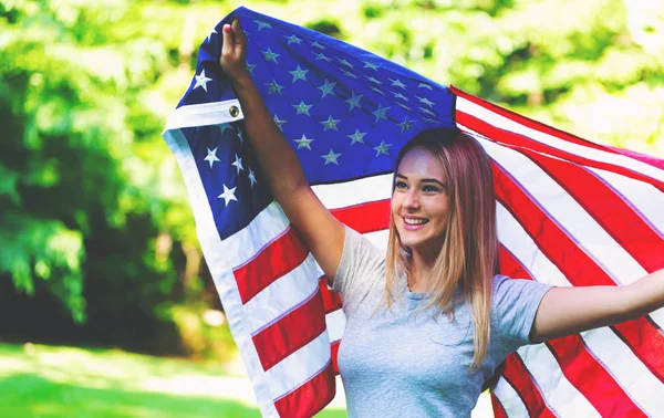 Chica con bandera americana el 4 de julio — Foto de Stock