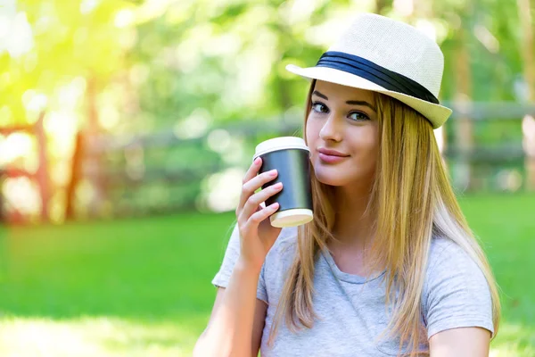 Genç kadın dışarıda kahve içme — Stok fotoğraf