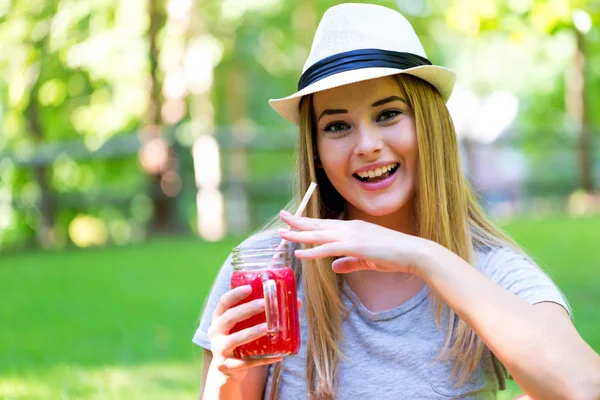 Young woman drinking smoothie — Stock Photo, Image