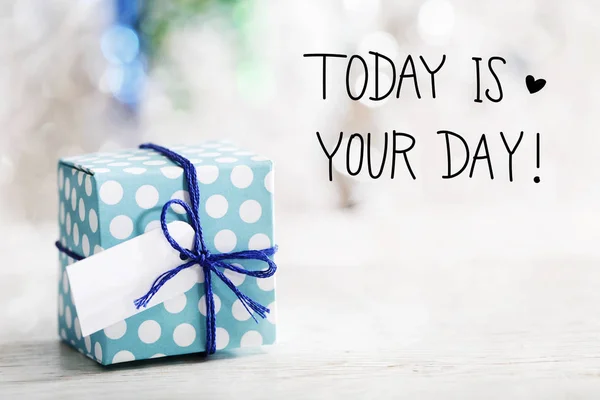 Message d'aujourd'hui est votre jour avec boîte cadeau — Photo