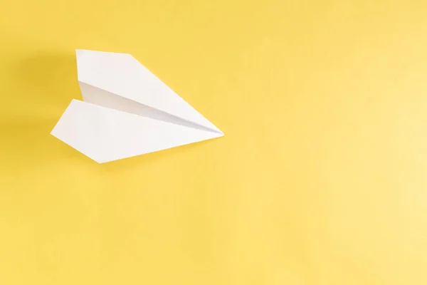 Papierflugzeug auf gelb — Stockfoto
