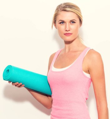 Yoga mat tutan kadın