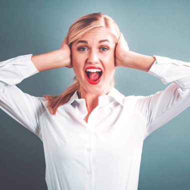 Genç kadın kulakları engelleme