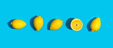 Taze limon desen canlı mavi arka plan üzerinde