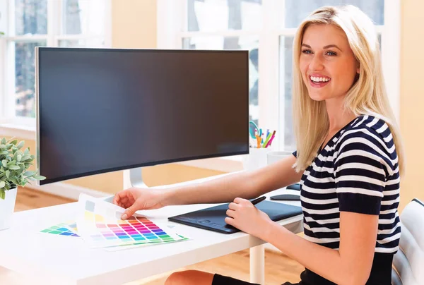 Graphic designer using her pen tablet device — Stock Photo, Image