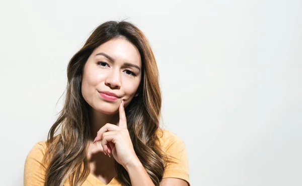 Giovane donna in una posa premurosa — Foto Stock