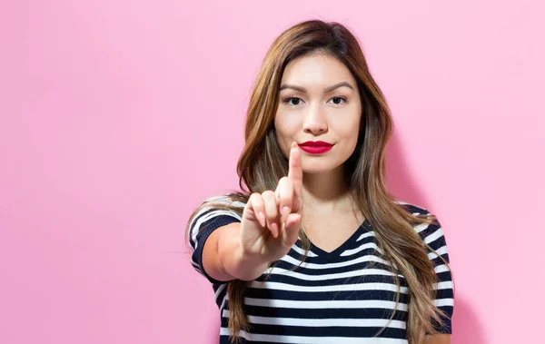 Mujer joven señalando algo — Foto de Stock