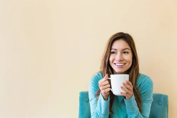 Jeune femme latina boire du café — Photo