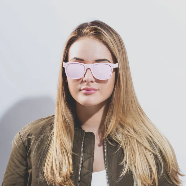 Hipster meisje dragen van een zonnebril — Stockfoto