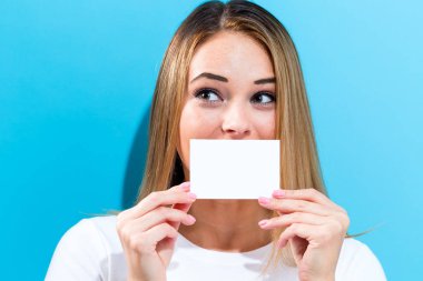 Bir boş ileti kartı tutan kadın