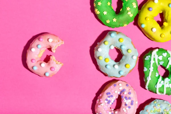 Kleurrijke geglazuurde donuts — Stockfoto