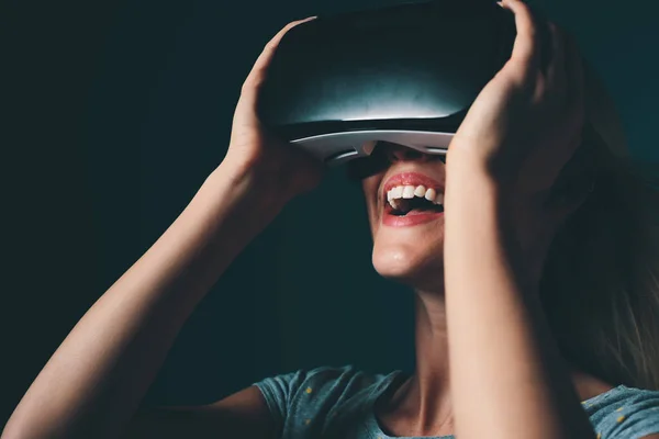 Молода жінка використовує гарнітуру віртуальної реальності — стокове фото