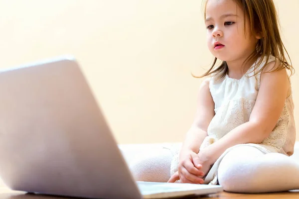 Meisje met haar laptopcomputer — Stockfoto