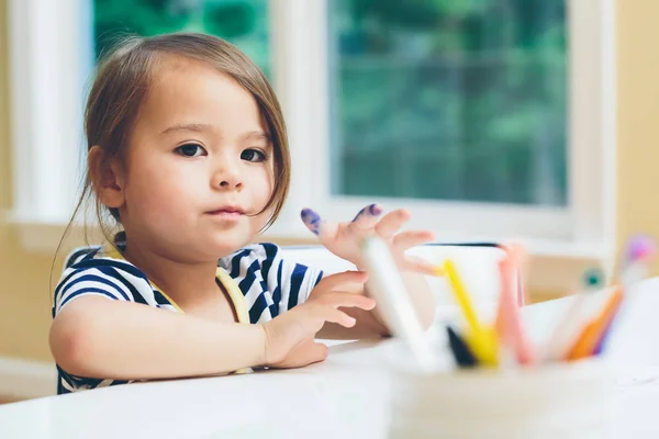 Małe dziecko dziewczyna rysunek i robi rzemiosła — Zdjęcie stockowe