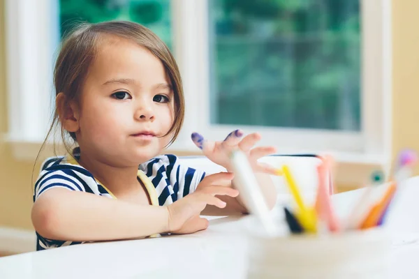 Menina criança desenho e fazendo artesanato — Fotografia de Stock