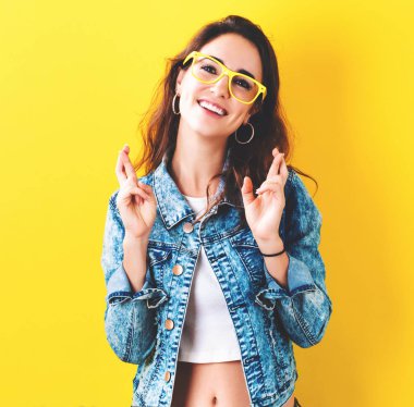 İyi şans getirmesi için isteyen genç kadın