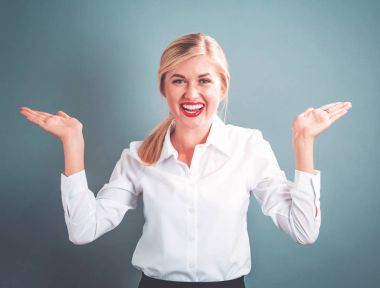 Ulaşan ve yukarı doğru seyir kadın