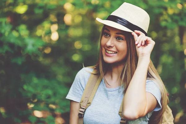 Porträt einer Frau im Wald — Stockfoto