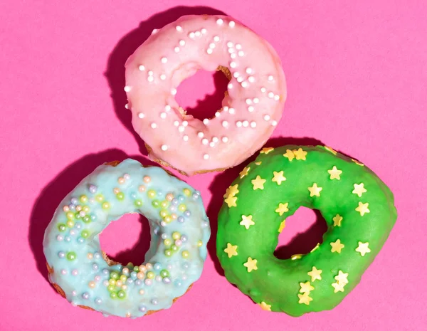 Kleurrijke geglazuurde donuts — Stockfoto