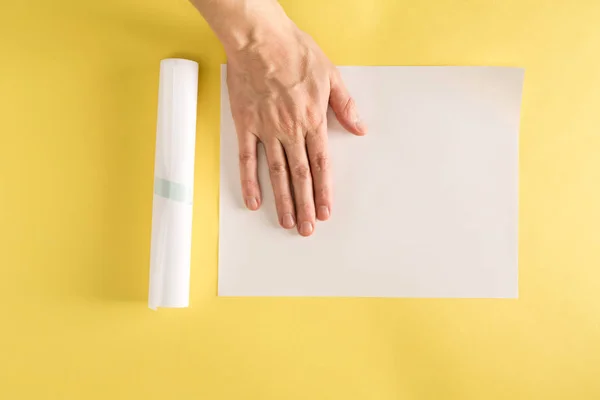 Ludzką ręką i pusty arkusz papieru — Zdjęcie stockowe