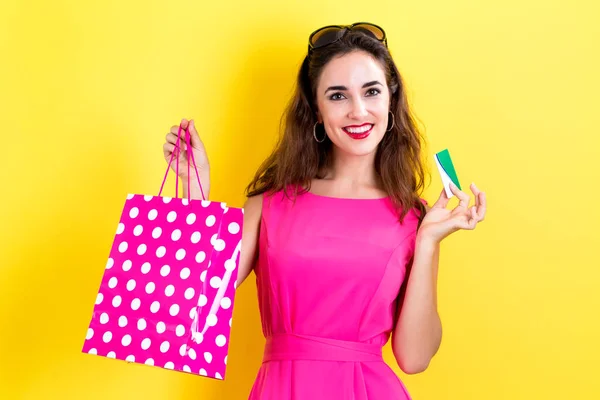 Vrouw met een credit card en een boodschappentas — Stockfoto