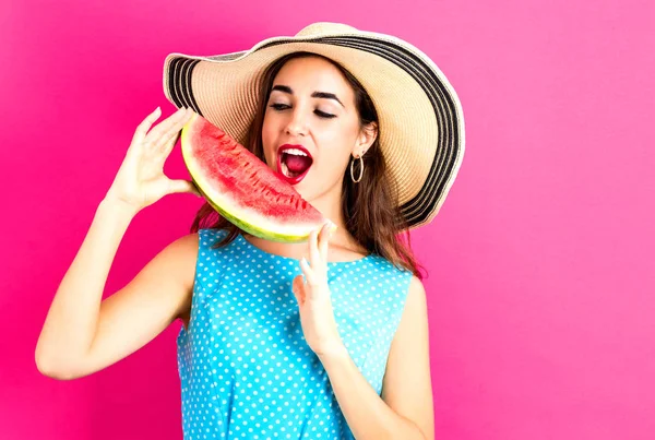 Feliz joven mujer sosteniendo sandía o —  Fotos de Stock