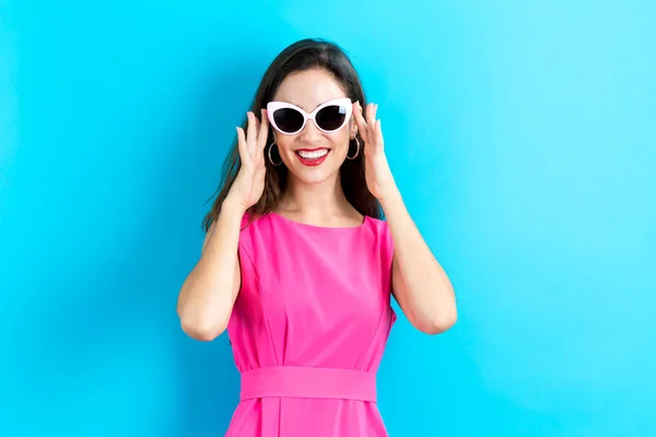 Jeune femme avec des lunettes de soleil — Photo