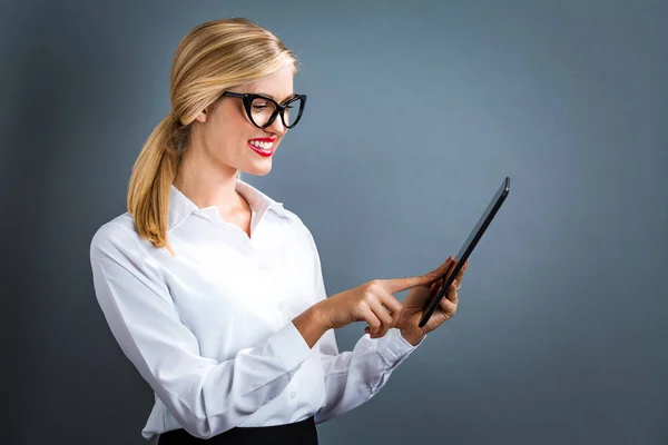 Jovem mulher usando seu tablet — Fotografia de Stock