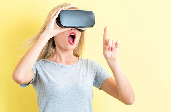 Junge Frau mit Virtual-Reality-Headset — Stockfoto