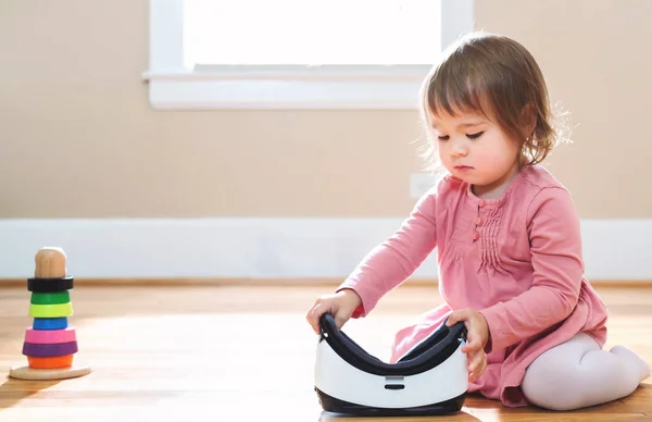 仮想現実のヘッドセットを使用して幼児の女の子 — ストック写真