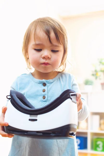 Menina criança usando um fone de ouvido realidade virtual — Fotografia de Stock