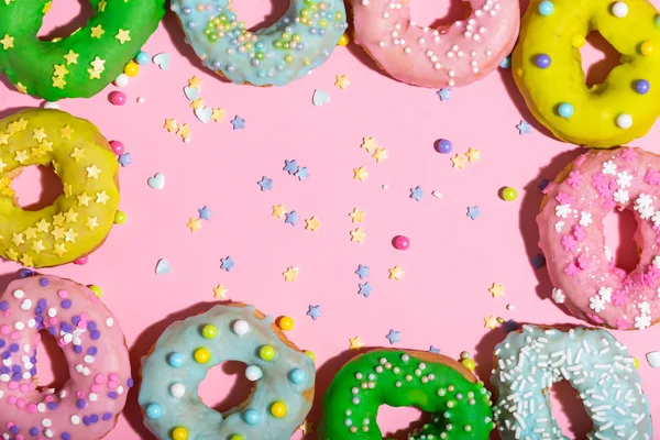 Kleurrijke geglazuurde donuts — Stockfoto