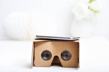 Sanal gerçeklik karton kulaklık aygıtı