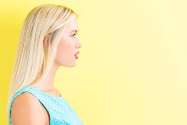 Genç bir kadının profili