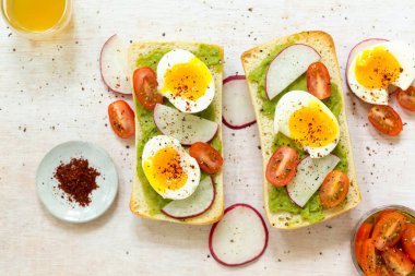 Yumurta ve domates ile avokado tost