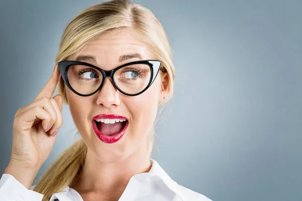 Junge Geschäftsfrau in nachdenklicher Pose — Stockfoto