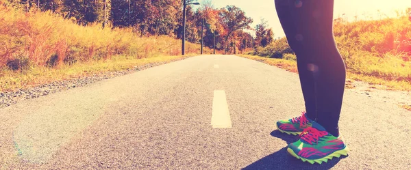 Ajuste mujer embarazada de pie al aire libre — Foto de Stock