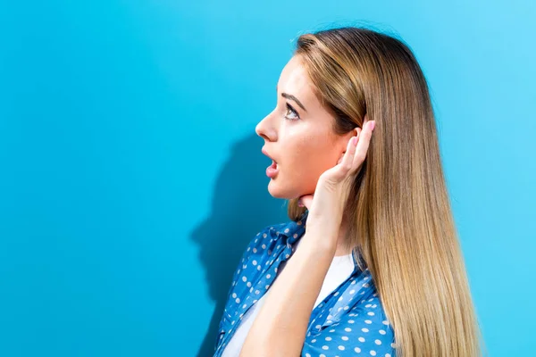 Mujer joven escuchando — Foto de Stock