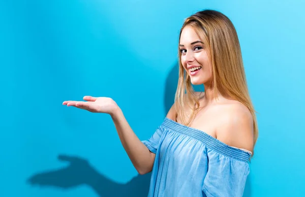 表示する手のジェスチャーを持つ若い女性 — ストック写真