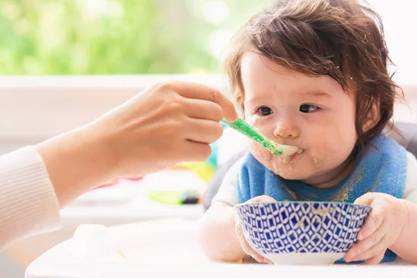 Feliz niño comiendo comida. —  Fotos de Stock