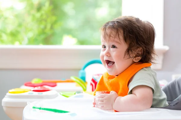 Piccolo bambino felice con un grande sorriso — Foto Stock