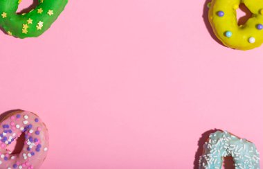 Renkli camlı çörek