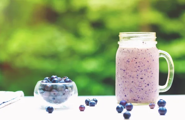 Batido de arándanos con arándanos frescos —  Fotos de Stock