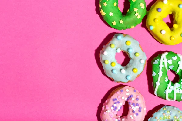 다채로운 유약된 도넛 — 스톡 사진