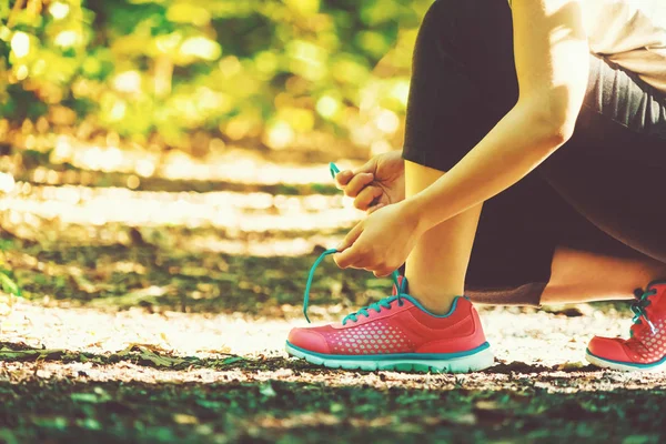 Läuferin bereitet sich auf Joggen vor — Stockfoto