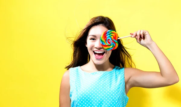 Jovem mulher segurando um pirulito — Fotografia de Stock