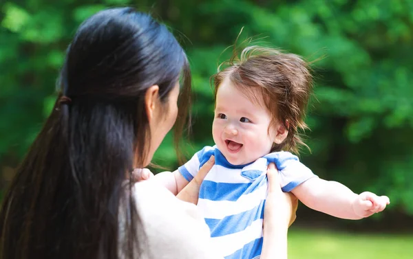 Ευτυχισμένο μωρό αγόρι χαμογελά στη μητέρα του — Φωτογραφία Αρχείου